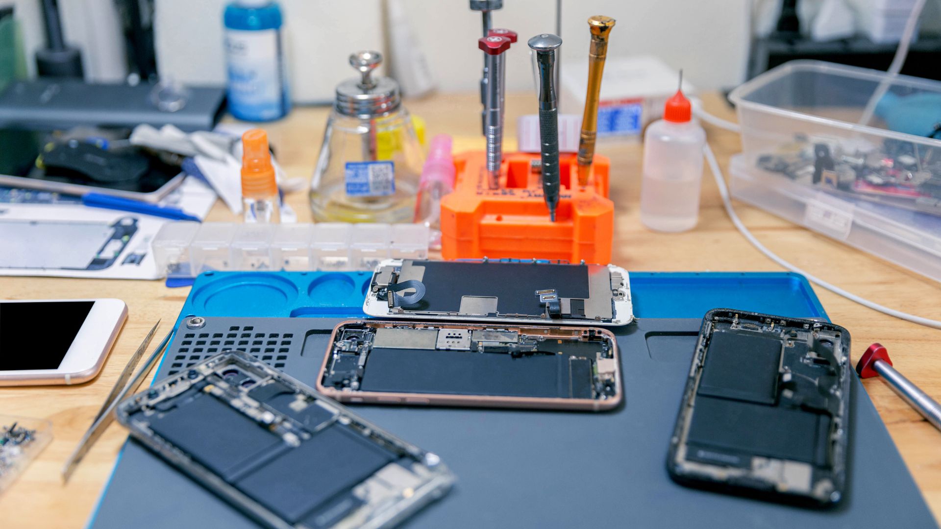 A bunch of cell phones sitting on top of a table